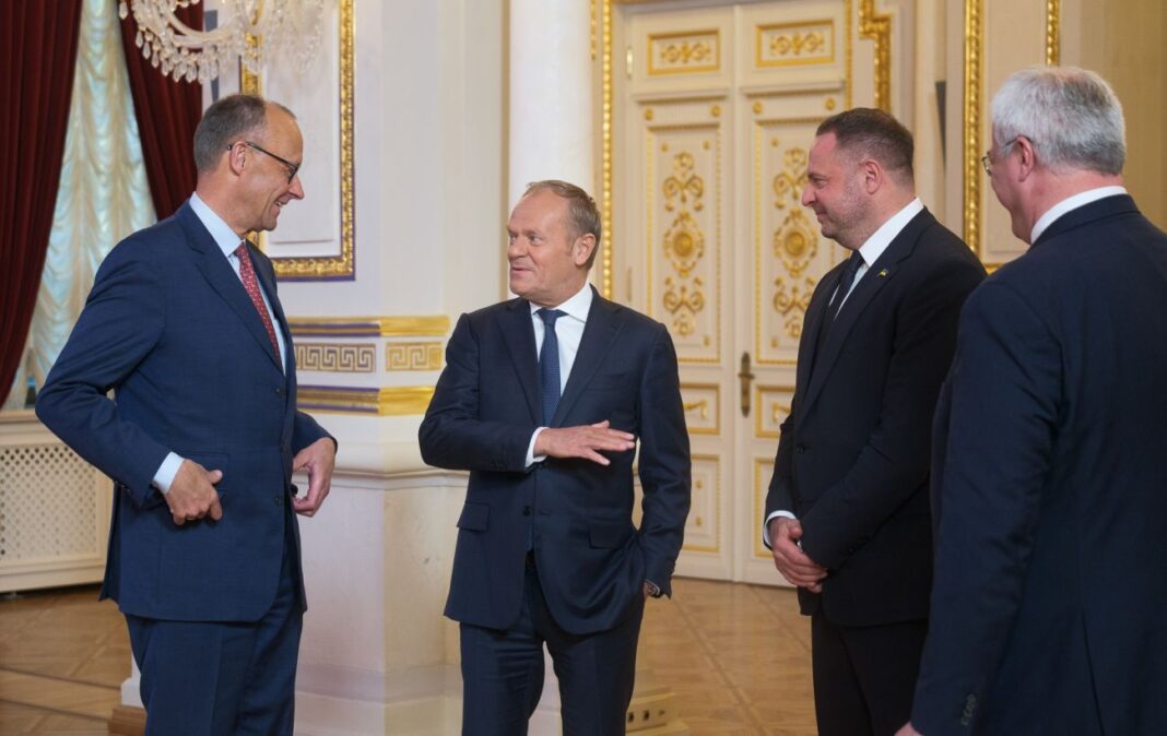 _merts_kir_starmer_ta_donald_tusk_foto___vitalii___nosach_rbk_ukrai__na_6915_7d68b83a087cd34a561c4472d36158ea_1300x820