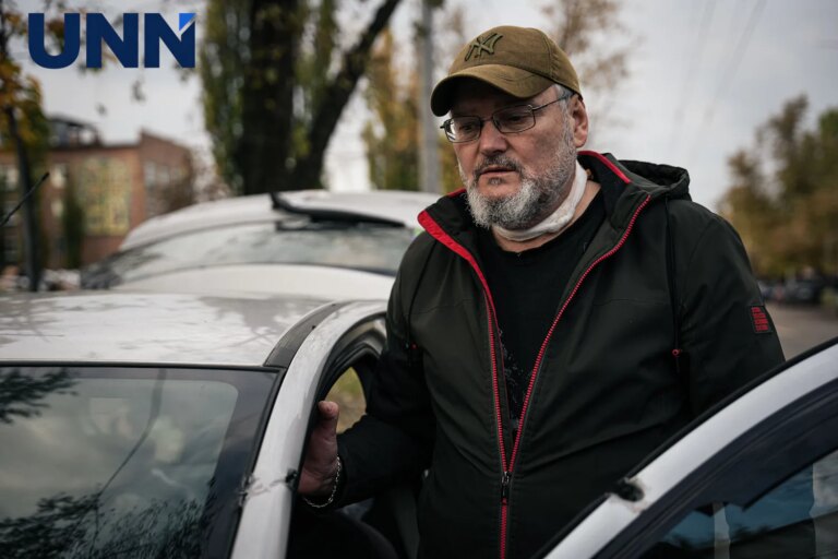 Сім швів: уламок поранив чоловіка в шию під час обстрілу університету Києві – фоторепортаж